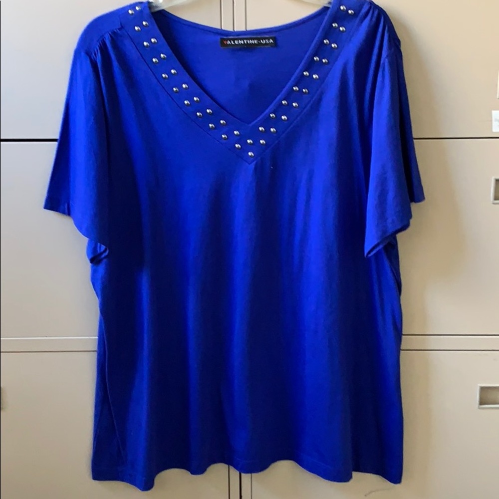 Short sleeve embellishment neck tee
